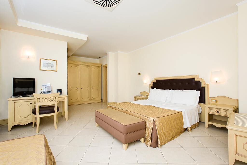 Grand Hotel Faraglioni 아찌트라자 객실 사진